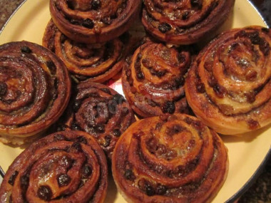 Булочки с изюмом и корицей из дрожжевого теста