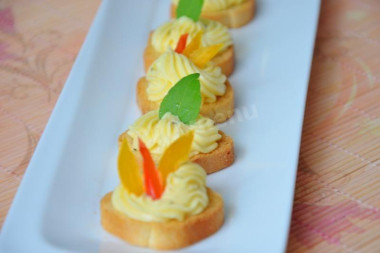 Плавленый сыр из творога с яйцами и сливочным маслом