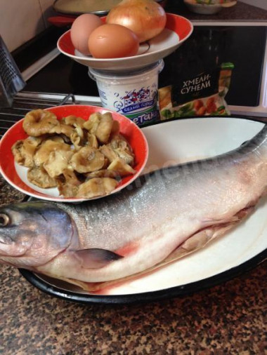 Рецепт - Рулет из горбуши фаршированный омлетом грибами и луком - Шаг 1 - Ингредиенты. Итак, начинаем готовить рулет из горбуши, фаршированный грибами, омлетом и луком. Горбушу очищаем от чешуи, потрошим, отрезаем плавники, хвост, голову. Рыбу солим, перчим, сбрызгиваем лимонным соком, маслом растительным