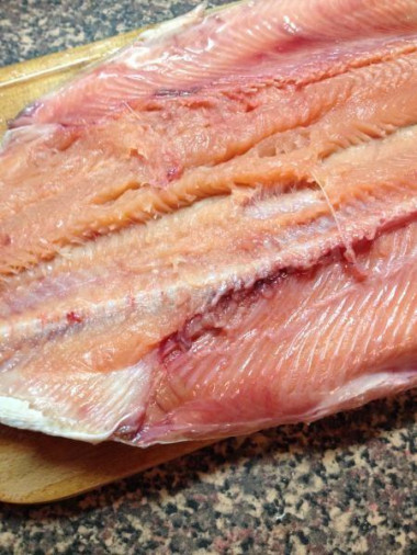 Рецепт - Рулет из горбуши фаршированный омлетом грибами и луком - Шаг 2 -  Затем делаем надрез по брюшку и позвоночнику, не нарушая кожи и вынимаем позвоночные кости вместе с боковыми