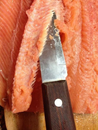 Рецепт - Рулет из горбуши фаршированный омлетом грибами и луком - Шаг 3 -  Не нарушая кожи и вынимаем позвоночные кости вместе с боковыми