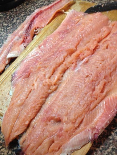 Рецепт - Рулет из горбуши фаршированный омлетом грибами и луком - Шаг 4 -  Рыбу солим, перчим, сбрызгиваем лимонным соком, маслом растительным, и оставляем на 30, за это время рыба промаринуется и пропитается соком.