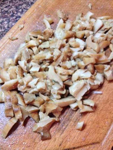 Рецепт - Рулет из горбуши фаршированный омлетом грибами и луком - Шаг 6 -  Производим первичную обработку лука и грибов