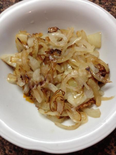 Рецепт - Рулет из горбуши фаршированный омлетом грибами и луком - Шаг 7 -  Наризаем и обжариваем отдельно на растительном масле