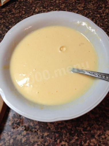 Рецепт - Рулет из горбуши фаршированный омлетом грибами и луком - Шаг 5 -  А мы продолжаем подготовку. Взбиваем яйца с молоком, добавляем соль и готовим омлет