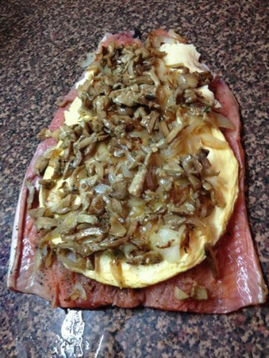 Рецепт - Рулет из горбуши фаршированный омлетом грибами и луком - Шаг 9 -  Затем обжаренные лук и грибы