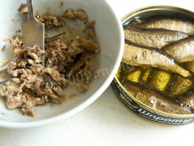 Рецепт - Шпроты под шубой - Шаг 6 -  Шпроты помять вилкой