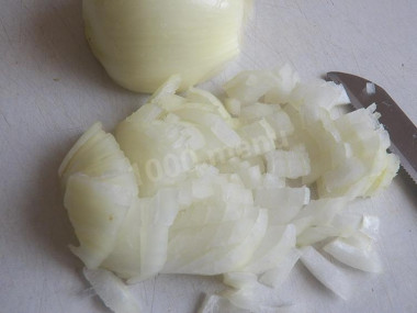 Рецепт - Шпроты под шубой - Шаг 5 -  Нарезать лук и смешать с майонезом