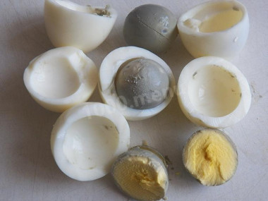 Рецепт - Шпроты под шубой - Шаг 3 -  Почистить яйца, отделить белки от желтков