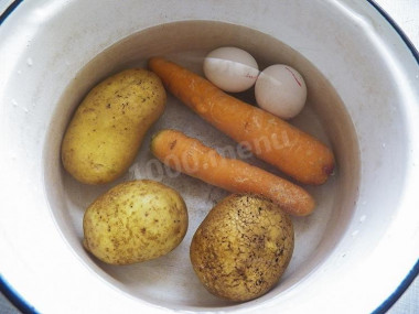 Рецепт - Шпроты под шубой - Шаг 2 -  Отварить яйца, картофель и морковь