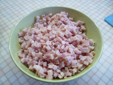 Рецепт - Салат мышки в сыре с перепелиными яйцами - Шаг 2 -  Ветчину нарежем мелким кубиком. Репчатый лук режем четвертькольцами.