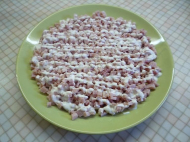 Рецепт - Салат мышки в сыре с перепелиными яйцами - Шаг 6 -  Теперь формируем наш салат:На дно салатника( у меня было плоское блюдо) укладываем ветчину, смазываем сверху майонезом