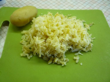 Рецепт - Салат мышки в сыре с перепелиными яйцами - Шаг 3 -  Картофель отвариваем и натираем на крупной терке