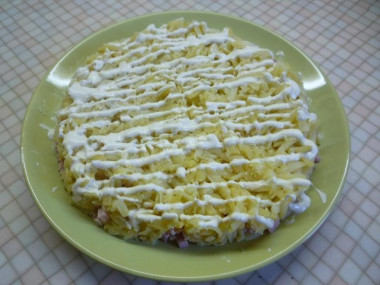 Рецепт - Салат мышки в сыре с перепелиными яйцами - Шаг 7 -  На ветчину укладываем картофель и опять слегка смазываем майонезом