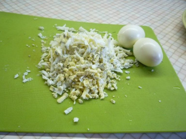 Рецепт - Салат мышки в сыре с перепелиными яйцами - Шаг 5 -  Вареные яйца так- же натираем на крупной терке