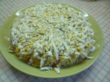 Рецепт - Салат мышки в сыре с перепелиными яйцами - Шаг 9 -  Верх и бока салата декорируем тертым сыром, изображая головку сыра