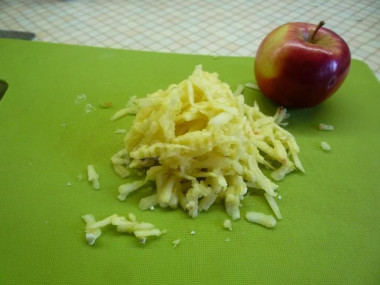 Рецепт - Салат мышки в сыре с перепелиными яйцами - Шаг 4 -  Яблоки очищаем от кожуры и семян и натираем на крупной терке