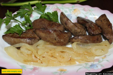 Куриная печень с луком и белым вином