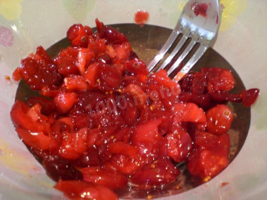 Рецепт - Клюквенный мусс с манкой - Шаг 2 -  Стакан клюквы насыпаем в глубокую миску