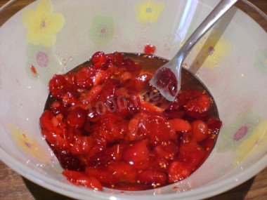 Рецепт - Клюквенный мусс с манкой - Шаг 3 -  И разминаем вилкой или толкушкой