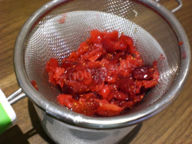 Рецепт - Клюквенный мусс с манкой - Шаг 4 -  После этого заливаем 1/3 стакана горячей воды, размешиваем и процеживаем через сито.