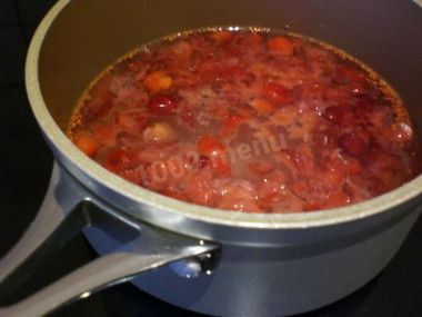 Рецепт - Клюквенный мусс с манкой - Шаг 6 -  Жмых перекладываем в кастрюлю ,заливаем 3 стаканами воды и кипятим пару минут