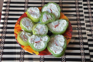 Перец фаршированный сыром и крабовыми палочками