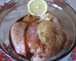 Рецепт - Праздничный салат-торт Восточный узор - Шаг 2 -  Куриное филе разрезать вдоль и замариновать в смеси горчицы, чеснока, лимонного сока, соевого соуса, специй (по 0,5 чайной ложки молотой зиры, кардамона, чёрного перца, корицы) и поставить в холод на 30 минут.