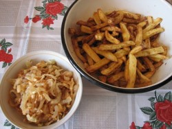 Рецепт - Праздничный салат-торт Восточный узор - Шаг 3 -  Жарим картофель-фри с солью и присыпаем молотой зирой.Помидоры режем тонкими брусками, капусту шинкуем, смешиваем с огурцами, нарезанными соломкой, солим чуть. Даем стечь из нарезанных овощей лишней жидкости.