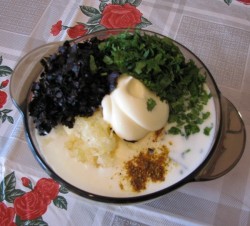 Рецепт - Праздничный салат-торт Восточный узор - Шаг 4 -  Готовим соус. В майонез добавляем кефир, карри, мелко резанные базилик, кинзу, лук зеленый, мелко рубленый маринованный огурчик. Давим чеснок, солим, перемешиваем и настаиваем в холодильнике немного.