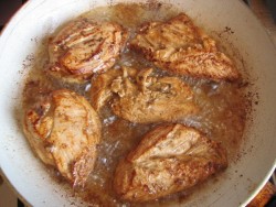 Рецепт - Праздничный салат-торт Восточный узор - Шаг 5 -  Обжариваем промаринованное филе в небольшом количестве растительного масла до готовности. Даём мясу остыть, а затем нарезаем его вдоль волокон на тонкие полосочки длиной около 4 см.