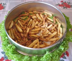 Рецепт - Праздничный салат-торт Восточный узор - Шаг 6 -  Обжариваем нарезанный полукольцами лук до золотистого цвета и даем ему остыть. После чего собираем наш торт. Кладем на блюдо салатные листья, устанавливаем форму для торта без дна. Первый слой - картофель-фри, политый соусом сверху.