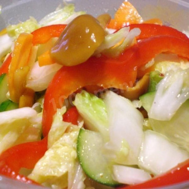 Салат из пекинской капусты с маринованным опятами