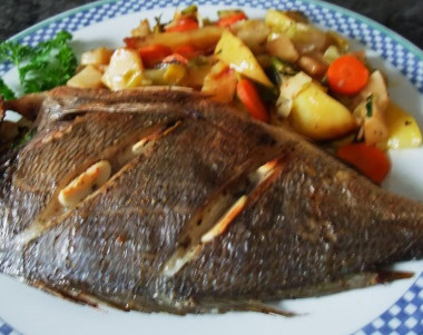 Дорада запеченная с картофелем и овощами