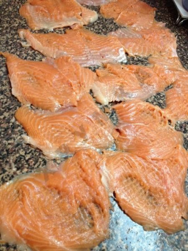 Рецепт - Рулетики из форели с апельсинами - Шаг 3 -  Нарезаем на маленькие кусочки