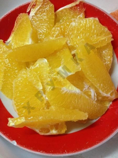 Рецепт - Рулетики из форели с апельсинами - Шаг 5 -  Нарезаем апельсин на дольки, а дольки режим на две части вдоль