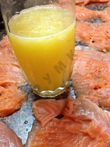 Рецепт - Рулетики из форели с апельсинами - Шаг 6 -  Выдавливаем апельсиновый сок