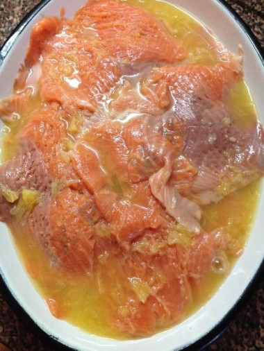 Рецепт - Рулетики из форели с апельсинами - Шаг 7 -  Маринуем маленькие кусочки филе форели в апельсиновом соке 15 -20минут