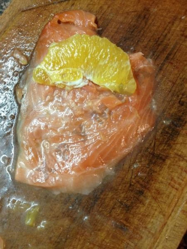 Рецепт - Рулетики из форели с апельсинами - Шаг 8 -  Выкладываем на филе апельсиновую дольку и закручиваем в рулетик