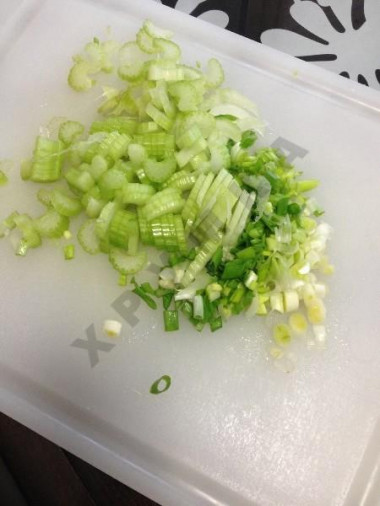 Рецепт - Салат быстрый овощной - Шаг 2 -  Мелко порезали всю нашу зелень