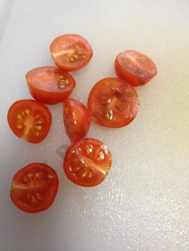 Рецепт - Салат быстрый овощной - Шаг 4 -  Порезали на половинки помидоры - черри