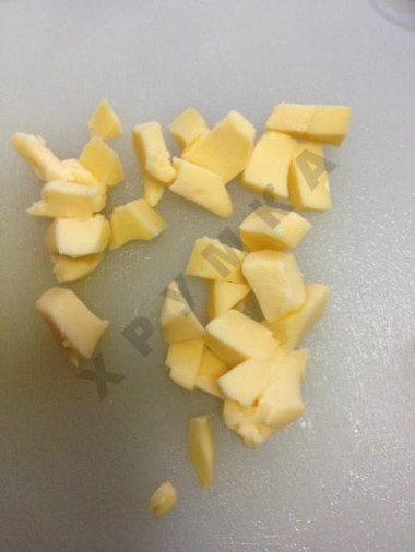 Рецепт - Салат быстрый овощной - Шаг 5 -  На кубики порезали сыр