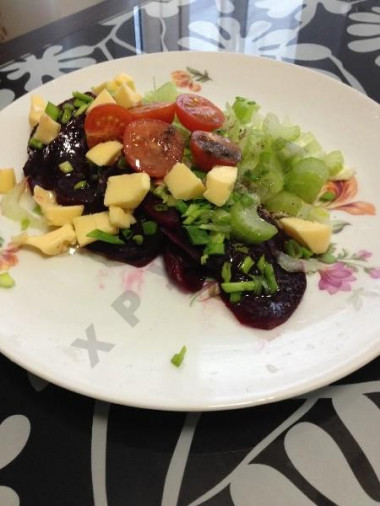 Рецепт - Салат быстрый овощной - Шаг 6 -  Собрали все ингредиенты, добавили соль, перц по вкусу, заправили растительным маслом, салат готов, приятного аппетита!