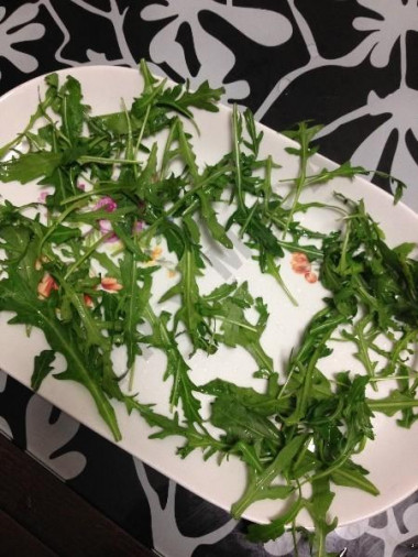 Рецепт - Салат овощной тандем Влюбленные сердца - Шаг 2 -  Разбросали по тарелке рукколу