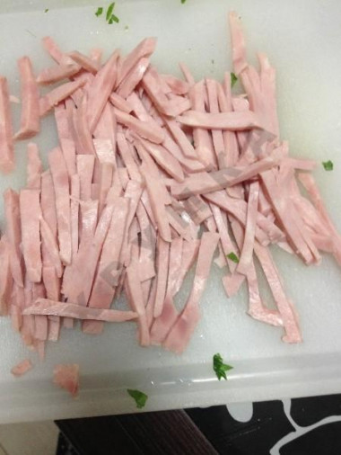 Рецепт - Салат овощной тандем Влюбленные сердца - Шаг 3 -  Порезали ветчину соломкой