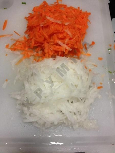 Рецепт - Салат овощной тандем Влюбленные сердца - Шаг 4 -  На крупной терке натерли редьку дайкон и морковь