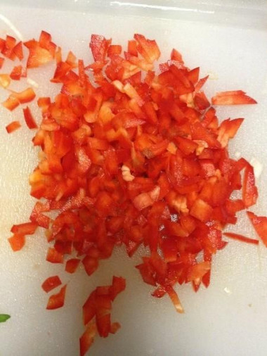 Рецепт - Салат овощной тандем Влюбленные сердца - Шаг 5 -  Порезали на мелкие кубики перец