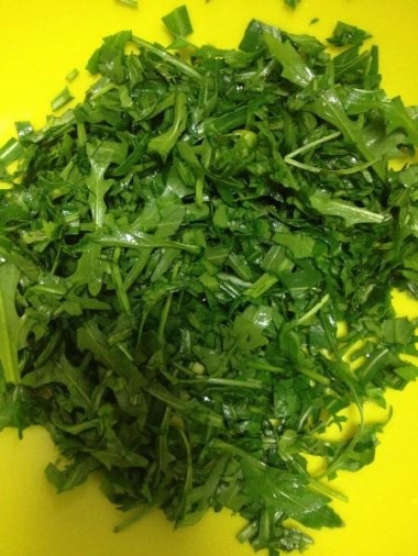 Рецепт - Салат овощной тандем Влюбленные сердца - Шаг 6 -  Мелко порезали остальную рукколу