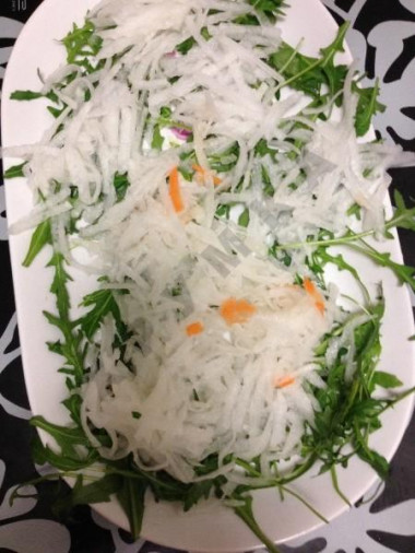 Рецепт - Салат овощной тандем Влюбленные сердца - Шаг 7 -  Начинаем собирать салат. На рукколу положили редьку