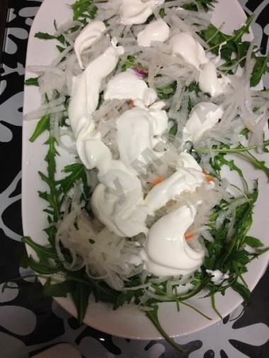 Рецепт - Салат овощной тандем Влюбленные сердца - Шаг 8 -  В сметану добавили соль, размешали и положили на первый слой